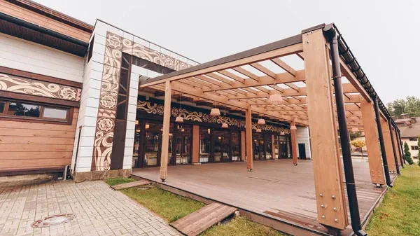 A szalon bejárata bronz táblával a Krúdy Gyula utcáról