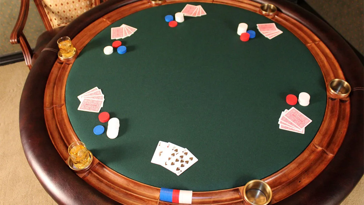 Kártyaasztal zsetonokkal és kártyákkal