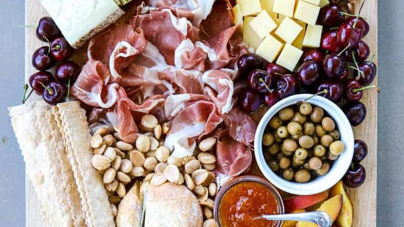 Magyar charcuterie és sajttál egy pohár Tokaji Furminttel